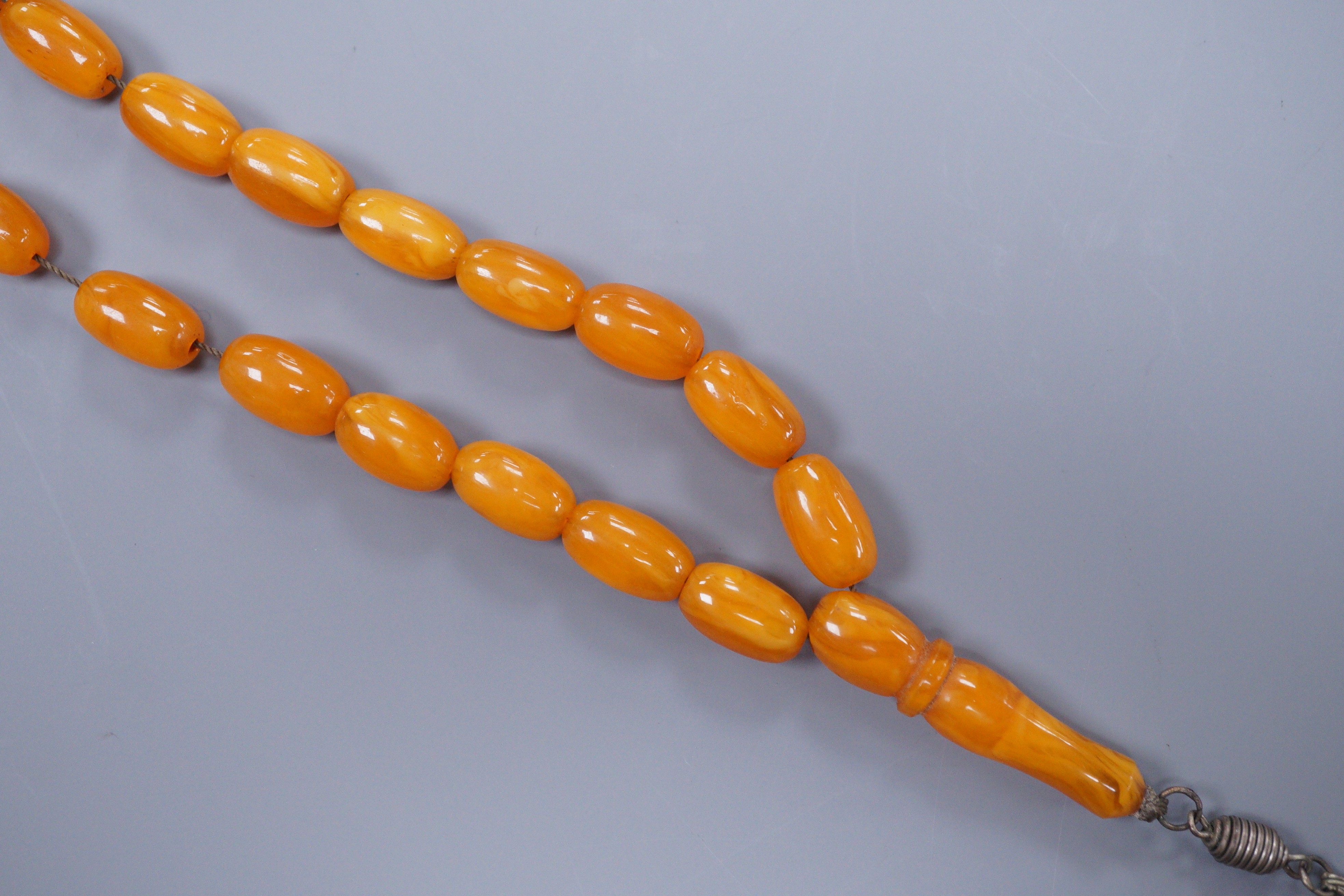 An early 20th century reconstituted amber bead necklace, gross 26.5 grams